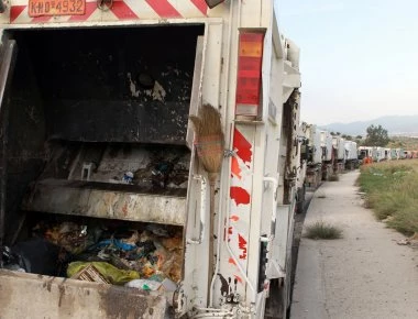 Απορριμματοφόρο στην Τήνο έπεσε σε γκρεμό - Δύο νεκροί υπάλληλοι καθαριότητας (φωτο)